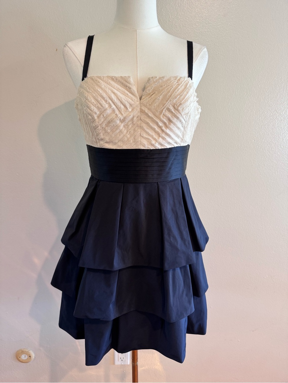 BCBGMAXAZRIA Black Ivory Silk Blend Tiered Party Dress Size 8